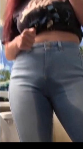 girls need to pee and wetting their tight jeans