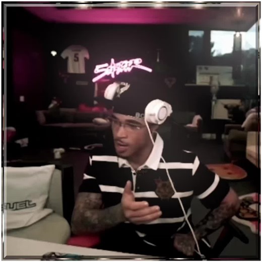 Plaque Boy Max: Stylish Glasses & Appreciation for Women