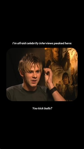 I can’t stop laughing while watching this! 😭🤣 One of The Lord of the Rings’ most iconic off-screen moments came from a 2004 Comic-Con prank. Dominic Monaghan, disguised over an audio feed, repeatedly asked Elijah Wood absurd questions like, “Do you wear wigs? When will you wear wigs?” capturing Wood’s genuine confusion. His serious “No, I do not” answers quickly became legendary, an early viral moment before memes were even a thing. At a 2025 reunion panel, Wood admitted he had no idea it was 