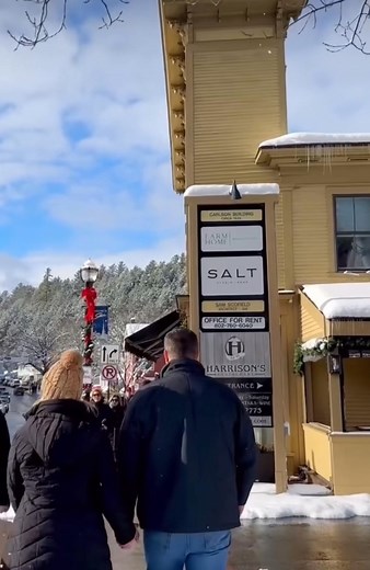 A Traditional Christmas in Stowe kicks off December 5th-7th! Start making your plans 🎄🎅✨ The community of Stowe and its visitors kickoff the holiday season with this beloved and time honored festival, named a 2018 – 2019 Top Ten Winter Event by the Vermont Chamber of Commerce. Watch the whole Stowe community light up at night. Expect gorgeous tree lightings, holiday decorations, festive wagon rides, a holiday bazaar, visits with Santa on Saturday, live holiday music, and a holiday market to su
