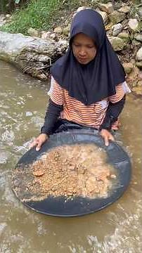 The process of finding gold | finding gold in bedrock fragments | finding gold nuggets worth $2500