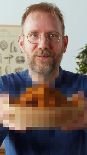 ¡Hicimos estofado de conejo al estilo del famoso videojuego Minecraft! ¡Restaura tus niveles de hambre de la forma más nutritiva y deliciosa! 🤩🐇❤❤❤❤ Ingredientes: 2 papas grandes 3 zanahorias, en cubos 4 setas de cardo, en trozos 2 cebollas, picadas 100 g de apio, picado 80 g de puerro, picado 1 kg de muslos de conejo 200 ml de vino tinto 1 cucharada de concentrado de tomate 1,2 l de caldo de ave Sal y pimienta al gusto 1 ramita de romero 1 ramita de tomillo Aceite #estofadodeconejo #conlacomi