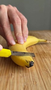 Franuits à la banane 👀🍌🍫 Tu peux les faire avec des framboises, des fraises, des groseilles et tout ce que tu veux en fait j’te jure tu vas te régaler !! 😋👌 Pour réaliser cette recette tu auras besoin de : •2 grosses bananes 🍌 •200g de chocolat blanc 🤍 •200g de chocolat au lait 🍫 1)Découpes tes rondelles de bananes en épluchant la banane avant pas comme moi sur la vidéo… 🤦🏻‍♂️ 2) Fait tremper tes bananes dans le chocolat blanc fondu, mets au congèle 15 minutes 🥶 3) Recouvre tes rondel