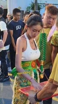 注意看！美女“關老爺”寫什麼？ #噴泉太陽