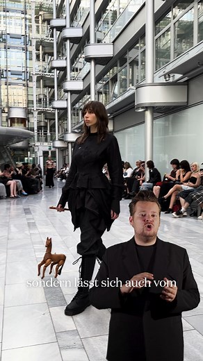 Das waren die Highlights der #BerlinFashionWeek 🖤➡️ https://www.vogue.de/artikel/comeback-fashion-week-berlin-trends-sommer-2024 | VOGUE Germany