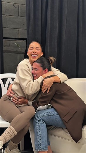 Reacción emotiva de amigas al anunciar embarazo