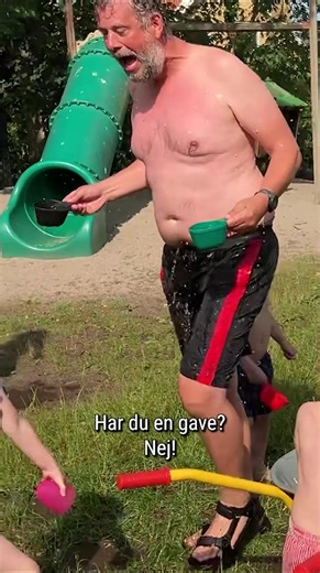 190K views · 1.8K reactions | Da onsdag bød på solskin og tårnhøje temperaturer, var der ikke andet for end, at pædagog Morten Nielsen måtte trække i badebukserne. 侀☀️ Der skulle afholdes vandkamp i Mølleløkkens Børnehave & Vuggestue i Kerteminde, og der var én regel: Alle mod Morten.  Læs artiklen vis linket i kommentarsporet  | Fyens.dk | Facebook