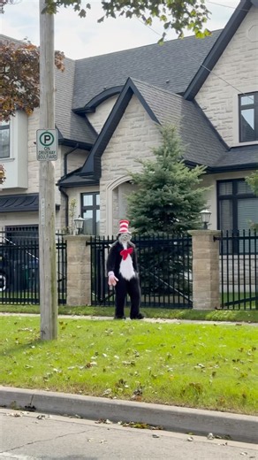 I SAW CAT IN THE HAT AT THE STROMEDY HOUSE!! #catinthehat