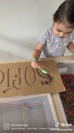 Cómo hacer nombres creativos en cartón