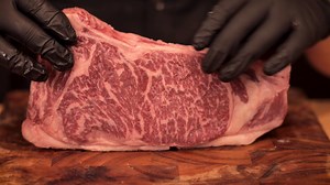 2.6M views · 17K reactions | New york con hueso wagyu de Australia acompañado de espinacas a la crema y papa rellena. 襤 Sigueme también en Instagram @munchieslabs | Munchies Lab | Facebook