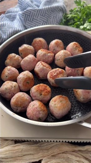 ALBÓNDIGAS AL VINO BLANCO