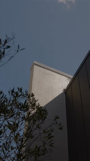 The Bespoke team capped off a busy 2025 with the completion of our Vespa project. Our clients are all moved in and will be enjoying the festive season in their beautiful new home 🎄 Here’s a sneak peek, keep a look out for more photos in the New Year 📸 Merry Christmas all! #goldcoastbuilder #bespoke #customhomebuilder #luxuryhomebuilder #luxuryhomegoldcoast #waterfrontbuild #goldcoastluxuryhomebuilder #customhome #waterfrontliving | Bespoke Projects & Developments Pty Ltd