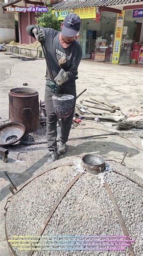 Watch a Skilled Craftsman Pour Molten Metal to Forge a Perfect Cooking Pot! 🔥🍳↓