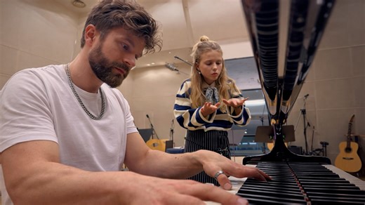 A live piano performance of Maison