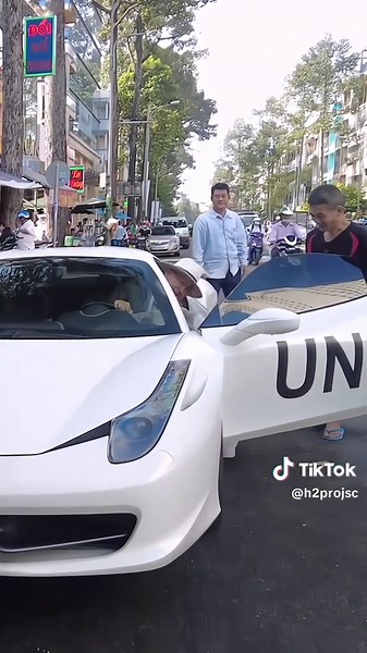 Cưỡi Ferrari 458 Italia Dạo Phố cùng Đặng Lê Nguyên Vũ