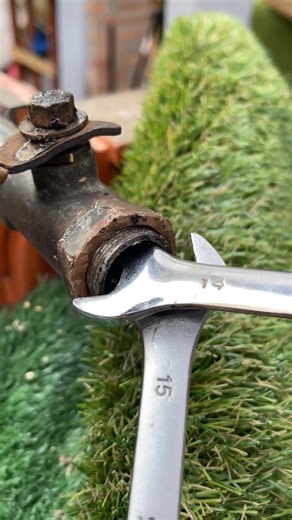 RootFixHack on Instagram: "Technique to remove broken thread inside connections Smart and quick removal #GermanyDIY #ThreadFix #WorkshopHack"