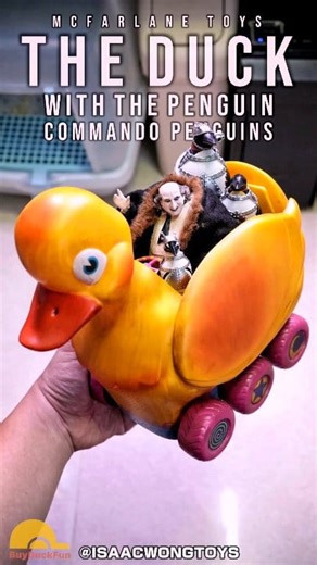[Mcfarlane Toys] Batman Returns - The Duck with The Penguin / Commando Penguins ------------------------------- 特別感謝「 Buyduckfun.com 」提供今次的商品，他們家專營美日港品牌玩具，他們家的 Mcfarlane 商品種類多又新，如大家在他們的網站入手玩具，結帳時輸入《ISAAC123》更可當 $10 coupon 使用 (期限至10月31日)，有興趣的朋友記緊不要錯過啦~。(網址我會放在留言處) ------------------------------- 話說中秋節當天就拍了一輯簡單的開箱分享，因為蠻喜歡今次的大黃鴨車，入手後也一直考慮拍完相片後要不要多拍一條影片分享一下，難得留言處也有讀者表示想看影片，所以就趁追月那天假期拍好了，大家一起睇片吧。 另外一提，認真對比過大小後更覺得今次的 The Penguin 與其他 1/12 人偶很匹配呢，喜歡的朋友記緊不要錯過了！ ------------------------------- #McfarlaneT