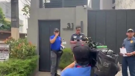LOOK: PNP CIDG arrives at the residence of Atong Ang in Pasig to serve arrest warrants in connection with the missing sabungeros. Ang has three warrants for kidnapping and serious illegal detention, and one warrant for kidnapping with homicide, along with other respondents, issued by RTC Branch 26, Sta. Cruz, Laguna. | via Izzy Lee, ABS-CBN News | ABS-CBN News