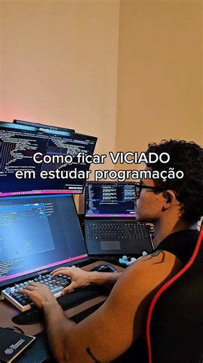 Diogines Augusto | Programação • Startup • Lifestyle on Instagram: "📌 COMO FICAR VICIADO EM ESTUDAR PROGRAMAÇÃO Não é força de vontade, nem estudar 8h seguidas, nem curso caro. O que faz você ficar preso nisso é sentir evolução, controle e identidade. Quando isso acontece, estudar vira hábito — não esforço. 🧩 1. Quebre tudo em problemas minúsculos “Aprender JavaScript” assusta. “Fazer um botão funcionar” é fácil. Seu cérebro gosta de vitórias rápidas. Estude sempre pensando: qual o menor probl