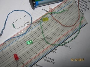 Práctica y teoría, cómo encender un led. (Circuito en serie)