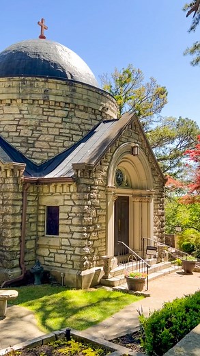 📍St. Elizabeth’s Church nestled in the heart of Eureka is full of history and charming architecture with beautiful grounds and a unique gift shop! This is the perfect place for peace and serenity. 🌷 | Eureka Springs, Arkansas
