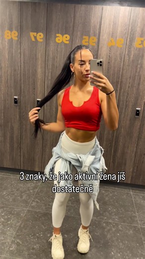 A moc z vás prostě nejí dost… 😬 Především: ŽÁDNÉ PÁDY ENERGIE → Pokud se během dne pořád cítíš vyčerpaná a přežíváš jen na další kávě a sladkostech, je dost pravděpodobné, že celkově nejíš dost kalorií a/nebo tvé poslední jídlo postrádalo něco důležitého – pravděpodobně sacharidy. 🍞 TRÉNINKY TĚ BAVÍ Když máš dost energie, dokážeš je opravdu zvládnout. Správně nastavený trénink může být fakt skvělý! 💪 TRÁVENÍ FUNGUJE DOBŘE Pamatuj, že i tvůj trávicí systém je důležitý a potřebuje energii, aby 