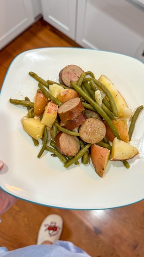 TAYLOR CUMBO | SIMPLE, HEALTHY RECIPES! on Instagram: "5 minute crockpot dinner! INGREDIENTS: 🐖16 ounces smoked sausage, cut 🥔1 pound potatoes 🫛1 pound frozen green beans 🧅1/3 cup onion, diced 🧄1 minced garlic clove 🥣1 cup chicken broth 🧂1 1/2 teaspoon salt 🫙1 teaspoon paprika 🖤1/2 teaspoon pepper DIRECTIONS: Combine all ingredients into a crockpot and cook on low 4-6 hours"