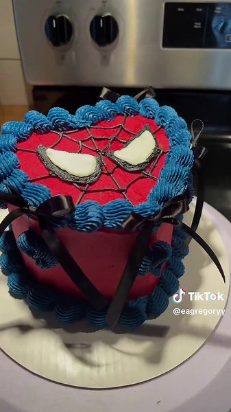 Spiderman meets vintage heart cake ❤️💙🕸️ #fyp #homebaker #nchomebaker #spidermancake #vintageheartcake