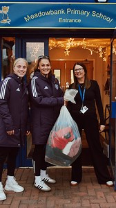 Supporting our coat appeal ❤️ @saf_middleton and @annasandberggg took fans’ coat donations to our partner, Meadowbank Primary School, last week 🧥🫶 @manutdwomen fans, make sure you bring your coats to #OldTrafford ahead of tomorrow’s game 🤝 | Manchester United Foundation