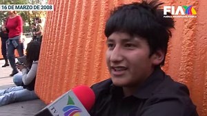 Lo que no se vio de la pelea entre emos Vs. punks de 2008 Hoy 19 de diciembre, Día Internacional del Emo, recordamos uno de los acontecimientos más emblemáticos protagonizados por tribus urbanas que habitan en la Ciudad de México. Aquella tarde, teniendo como escenario la Glorieta de Insurgentes, un grupo de jóvenes autodenominados como emos se iba a enfrentar a otro grupo de jóvenes punks, por lo que autoridades capitalinas acudieron para evitar el choque. Estas son imágenes inéditas de aquella