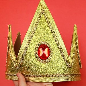 Need a last-minute Halloween costume? Here's a DIY Evil Queen crown! Just add a poisoned apple and you're set! | Make Me Crafty