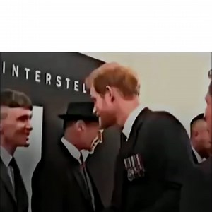 The truth was known after this controversial video, where Cillian Murphy challenged Prince Harry with this act. No one imagined the painful reason behind this "small" act to make clear what his roots are. Subscribe for more: http://bit.ly/yt-upsoclicons | Icons