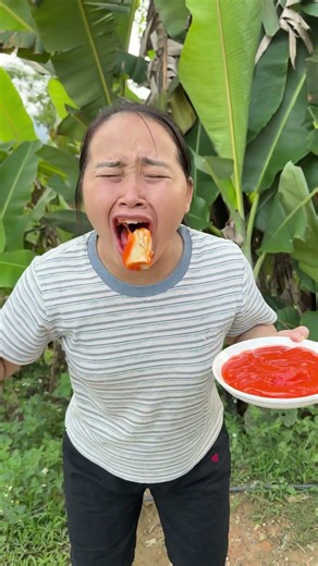Thử thách quả chuối chấm tương ớt 1-100% | #tittv