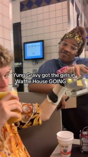 Yung Gravy got the girls in Waffle House GOING 😭