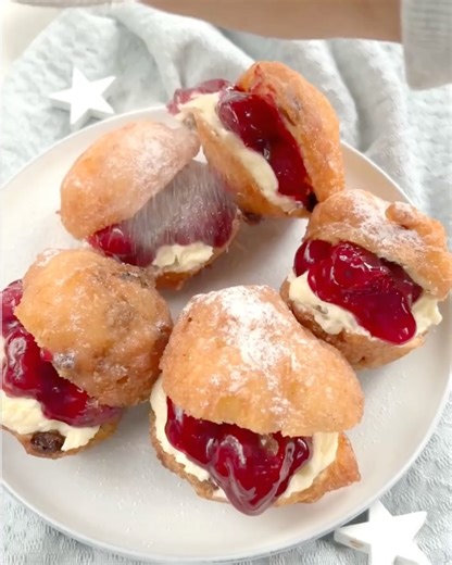 Sandra | Recepten & inspiratie 🍽 | 🎉 NIEUW Oliebollen inspiratie voor Oud & Nieuw! Oliebollen met een topping of vulling zijn dé nieuwe trend. Je ziet ze overal voorbij... | Instagram