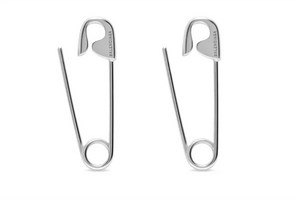 Balenciaga vende aretes en forma de seguro y desata polémica por alto costo