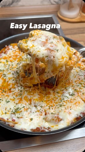 @fattiekitchen on Instagram: "One Pan Easy Lasagna I made lasagna today but you can use the same method with pasta too Ingredients 250 g ground beef 1 onion 2 cloves garlic 1 tablespoon tomato paste 1 tablespoon butter 4–5 small tomatoes 1paprika 1 cup hot water Red pepper Black pepper Salt 10–12 lasagna sheets Cooking oil For the topping Grated mozzarella or kasseri cheese Parsley Instructions Add some cooking oil to a pan Cut only the tops of the tomatoes and add them to the pan Add finely cho