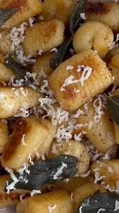Gnocchi 3 ingrédients à faire à la maison. Poêlé au beurre avec de la sauge fraîche et du parmesan ✨ Une recette de @lordlucy | ELLE à table
