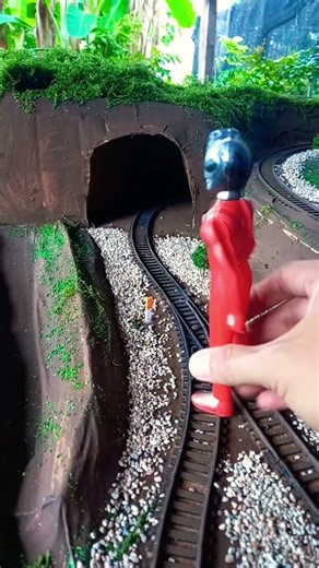 Miniature Train vs Ultranen