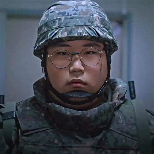 Primesverse on Instagram: "Bro is back 😭 . . 日本利用压电瓷砖将脚步转化为电能。这些瓷砖捕捉来自你脚步的动能。当你行走时，你的重量和动作会对瓷砖产生压力。瓷砖会轻微弯曲，从而产生机械应力。瓷砖内部的压电材料将这种应力转化为电能。每一步都会产生少量电荷，而数百万步结合在一起就能产生足够的电力来驱动 LED 灯、数字显示屏和传感器。在像涩谷车站这样繁忙的地方，每天大约有 240 万个脚步为这一系统作出贡献。这些电能可以被储存或立即使用，从而减少对传统电力来源的依赖，并支持可持续的城市基础设施。这种方法将日常运动转化为实用的可再生能源 #日本 #知识 #事实 #你知道吗 #推荐 科技 创新 历史 技术 实验 热门"