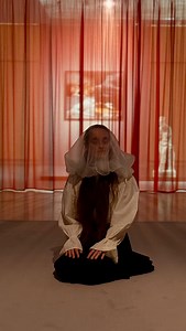 Her til aften slog vi dørene op til hele to nye udstillinger på Kunsten 👀 Fra i dag kan du opleve udstillingen Sisters Hope & Kunsten, som blev indviet med både performancekunst, poetisk meditation og fællesskab ved langbordsmiddagen ❤️ I udstillingen sættes værker fra Kunstens samling med sanselig æstetik i spil i Sisters Hopes univers. Oplev Sisters Hope & Kunsten til og med 18. oktober. Samme aften har vi også åbnet samlingsudstillingen ‘Vilhelm Lundstrøm’. hvor du kan opleve ikoniske værker