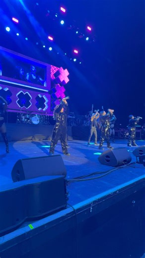 #viral seen Xscape perform live at the Majic under the stars!✨