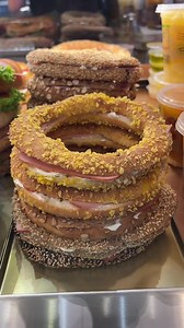 Koulouri (pronounced cool-OO-ree) is the Greek answer to a bagel 🥨 It’s bigger, thinner, and can be covered with everything from crunchy grated cheese to sesame and other seeds. It’s the typical breakfast for Athenians on the run, and it has been a street food favorite since antiquity 👌 Back then, it was a way of providing locals with cheap food options. Thessaloniki is widely credited as the birthplace of the koulouri, but now, it’s everywhere! Oddly, the most “traditional” way to enjoy it is