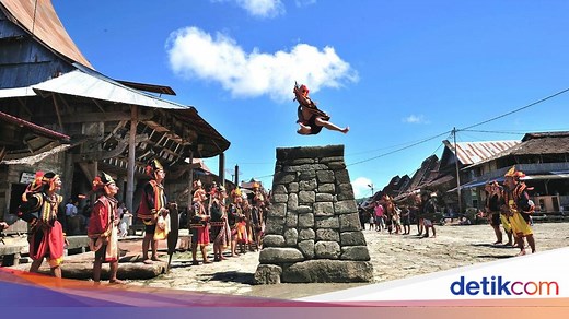 Mengenal Suku Nias: Asal-Usul, Tradisi, Pakaian Adat, dan Rumah Adat