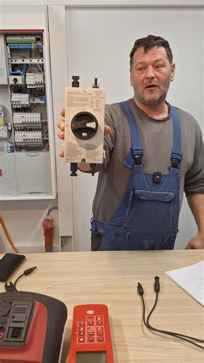 Markus Weiss | Pv - Strings einfach messen 👍Benning PV-S 1500 #freundedesstroms #elektrotechnik #elektroinstallation #pvanlageprüfen #pvanlage WERBUNG | Instagram