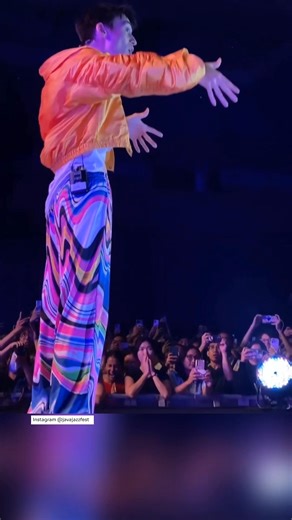 Jacob Collier tampil di hari pertama Java Jazz Festival 2025 yang digelar di JIExpo Kemayoran Jakarta pada 30 Mei 2025. Dalam penampilannya, musisi asal Inggris ini sempat membawakan lagu Indonesia Pusaka dan mengajak seluruh penonton ikut bernyanyi bersama. Ini bukan kali pertama Jacob Collier hadir di Java Jazz. Ia sebelumnya pernah tampil pada tahun 2016, dan kini kembali dengan energi serta apresiasi yang luar biasa terhadap budaya dan musik Indonesia. #JacobCollier #indonesia #JavaJazz2025 