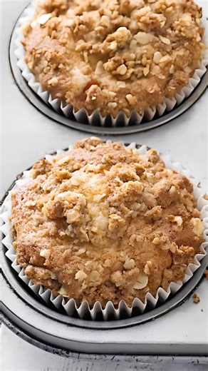 Rhubarb Muffins with Hazelnut Crumble ⭐ #Rhubarb #Muffins #Hazelnut