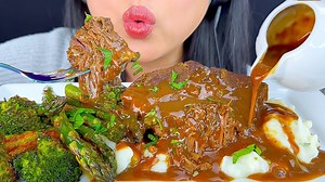 『Phan』烤肉晚餐配肉汁，土豆泥和烤蔬菜 | ASMR咀嚼音