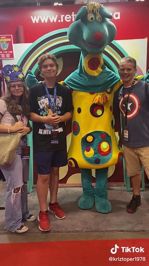 Even more exciting than meeting A-Train, I got to meet polkaroo!!! #polkaroo #fanexpo #fanexpocanada #polkadotdoor