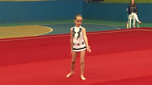 Meninas de várias cidades da região participam de competição regional de ginástica rítmica